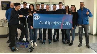 Bild: ass
Azubis und Ausbilder um Ausbildungsleiter Markus Dörig (rechts.) präsentieren gemeinsam den Wheel-E-Elektroscooter