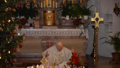 Bild: dob
Pfarrer Gerhard Schmidt feierte mit den Gläubigen zum Kirchenpatrozinium in der noch weihnachtlich geschmückten St. Erhard Kirche einen Festgottesdienst.