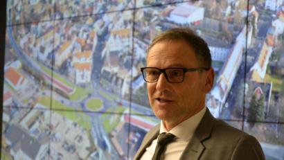 Bild: pz
Bürgermeister Bernd Sommer vor der Bildschirmwand mit der Visualsierung der verlegten Bundesstraße auf der früheren Bahnlinie.