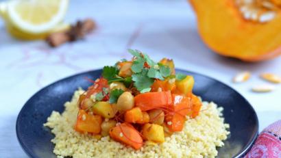 Bild: Julia Uehren/www.loeffelgenuss.de/dpa-mag
Mit Kürbis und Kichererbsen macht das Couscous-Gericht richtig lange satt. Dank Sternanis und Zimtstangen schmeckt es winterlich.