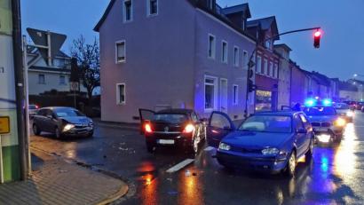 Bild: Dobmeier
Drei Autos wurden bei dem Unfall auf der Ecke Frauenrichter Straße / Wallensteinstraße am Donnerstagmorgen total beschädigt.