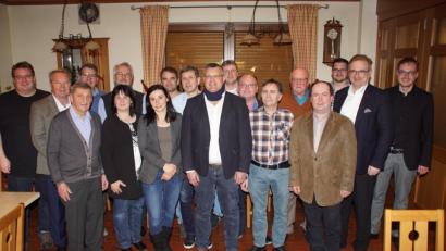 Bild: mmj
Das gewählte Führungsteam des CSU-Ortsverbandes mit Vorsitzendem Norbert Veitenhansl (vorne) und den Delegierten sowie dem Ehrenvorsitzenden Josef Irlbacher (Zweiter von links), Europawahl-Kandidat Tobias Ehrenfried sowie MdL Alexander Flierl (von rechts).