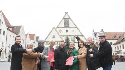 Bild: Gabi Schönberger
Der SPD-Stadtverband Weiden reicht am Freitag seine Wahlunterlagen ein. Dabei unterstützen alle, insbesondere Bundestaqsabgeordneter Uli Grötsch (links) und Landtagsabgeordnete Annette Karl (Dritte von rechts) den OB-Kandidaten Jens Meyer (Fünfter von links). Und dieser wiederum wirbt für alle anderen Stadtratskandidaten auf der Liste der Genossen.