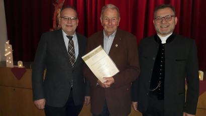 Bild: Pfarrei St. Georg/exb
Bei der Ehrung (von links): Bernhard Müllers, Bruno Martin und Markus Brunner.