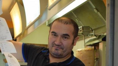 Bild: szl
Obwohl viele Kunden ihren Kassenbeleg für Döner oder Pizza mitnehmen, ist die Schlange der verschmähten Bons bei Imbiss-Besitzer Halil Babayigit lang.
