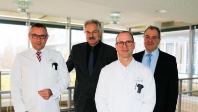 Bild: Klinikum Fichtelgebirge/exb
Ärztlicher Direktor Dr. Philipp Koehl (links), Geschäftsführer Martin Schmidt (Zweiter von links) und stellvertretender Geschäftsführer Alexander Meyer (rechts) begrüßten den neuen Chefarzt der Medizinischen Klinik, Dr. Marco Schmidtmann (Zweiter von rechts).