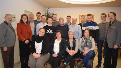 Bild: bnr
In der CSU-Kandidtenliste für die Kommunalwahl 2020 sind alle Schichten der Bevölkerung gut vertreten.Vier Frauen und zwölf Männer stellen sich dem Votum der Wähler. Zur Nominierung gratulierten Altbürgermeister Hubert Pröls (links) und CSU-Fraktionsvorsitzende im Kreistag Martina Engelhardt-Kopf (Zweite von links).