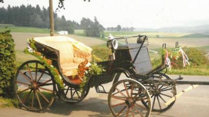 Bild: Anton Heindl/exb
In diesem Viersitzer aus dem Schloss Wolframshof fuhren Anton und Anita Heindl sowie auch andere Brautpaare zu ihrer Trauung.