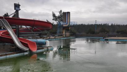 Bild: ws
Bei sieben Grad am Freitag ist die Eisdecke auf dem Becken im Waldfreibad eher ein Fleckerlteppich. Gemeinsam mit den Helfern des Fördervereins will die Stadt Bärnau auch heuer wieder einen Badebetrieb auf die Beine stellen. Schließlich soll das Bad fester Bestandteil des „Naturverständniszentrums“ werden.