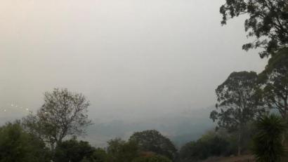 Bild: exb/Hildburg Stilp
Der Rauch der Buschfeuer vernebelt die Aussicht von der Terrasse des Ehepaares Stilp nun schon seit Wochen.