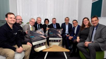 Bild: Stephan Huber
Auf das Siemens-Benefizkonzert im Stadttheater freuen sich (von links): Daniel Götz und Marco Hubert (beide THW Amberg), Kulturreferent Fabian Kern, Stadtbrandrat Bernhard Strobl, Ramona Grosser(Personalleitung Siemens Amberg), OB Michael Cerny, Günter Jakesch (Standortleiter Siemens Amberg), Gunter Beitinger (Mitglied der Siemens-Betriebsleitung Amberg), Katja Körtge (Kulturfachkraft Stadt Amberg) und Kulturamtsleiter Reiner Volkert.