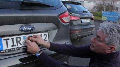 Bild: Konrad Rosner
Aus der TÜV-Plakette der Farbe Blau wird in diesem Jahr Braun. Alle Fahrzeuge, die eine blaue TÜV-Plakette haben, müssen in diesem Jahr zum TÜV. Die Zahl, die ganz oben steht, ist das Monat, in dem das Auto TÜV-fällig ist.