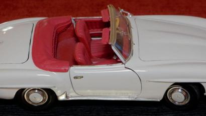 Bild: tr
Der Mercedes-Benz 190 SL ist eines unter etwa 800 Traumautos, die derzeit als Miniaturausgabe das gelebte Museum in Mähring schmücken.
