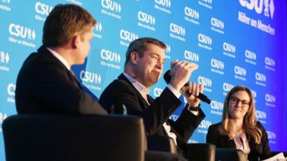 Bild: Gabi Schönberger
Auch über "Star Wars" sprechen Ministerpräsident Markus Söder (Mitte) und OB-Kandidat Benjamin Zeitler im Kinosaal. Wie Moderatorin Stefanie Dippl gesteht, sieht sie lieber den "Bergdoktor".