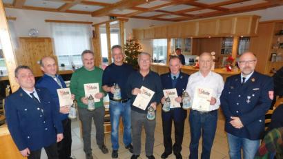 Bild: hai
Vorsitzender Bernd Preißinger (links) und stellvertretender Vorsitzender Stefan Bauer (rechts) ehrten Adolf Preißinger, Hans Braun, Rudolf Marterer, Harry Küffner, Reinhart Rauh und Andreas Knörrer (von rechts) für 60 und 40 Jahre.
