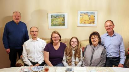Bild: jma
Hannelore Kraus (Zweite von rechts) freut sich über die Glückwünsche von (von links) Bürgermeister Peter Lehr, Sohn Christian, Schwiegertochter Andrea, Enkelin Anna und Sohn Martin (rechts).