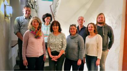 Bild: bsc
Die Wählergemeinschaft "Bündnis 90/Die Grünen - Neue Wege" ist die vierte Gruppierung in Friedenfels, die einen Vorschlag zur Gemeinderatswahl im März 2020 einreicht. Nach der Nominierungsversammlung stellten sich (hinten von links) Karl Zeh, Isabella Bärmoser-Alker, Wolfgang Streubel, Michael Rauh sowie (vorne von links) Margareta Heldmann, Petra Gärtner, Fraktionsvorsitzende Lisa Rauh und Vivian Zeh zu einem Gruppenfoto.