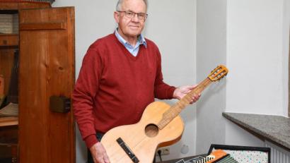 Bild: JOCHEN NEUMANN 
ERBENDORF
Eine Gitarre ist doch nichts Besonderes, oder? Doch! Weil das Instrument in Erbendorf gefertigt wurde, weiß Museumsleiter Manfred Klöble.