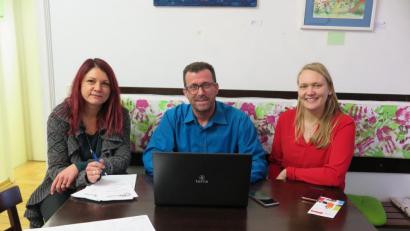 Bild: jzk
Jessika Wöhrl-Neuber (von links) bespricht mit Jürgen Blumberg und Stefanie Baier die Techniksprechstunde im Familienzentrum Mittendrin.