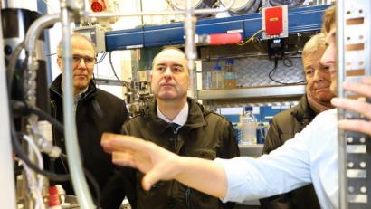 Bild: exb/Freie Wähler
Erneuerbares Erdgas: Bei ihrem Besuch bei „microbEnergy“ sahen die Freien Wähler um Wirtschaftsminister Hubert Aiwanger (Bildmitte), wie es erzeugt und gespeichert werden kann.