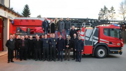 Bild: sne
Die CSU-Mitglieder des Grafenwöhrer Ortsverbandes statten der Lager- und Flugplatzfeuerwehr im Truppenübungsplatz einen Neujahrsbesuch ab.