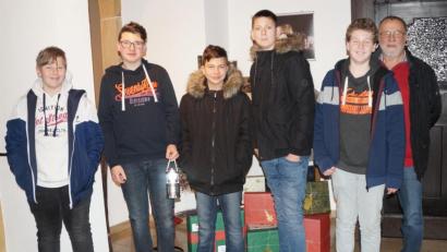 Bild: weu
Schüler der siebten Klassen der Mittelschule errechneten zusammen mit dem Institut für Energietechnik ein großes Einsparpotenzial für den Schultrakt bei Verwendung von LED-Lichtern. Enrico Longher (mit Lampe) kam am nächsten an die Anzahl der eingesetzten Lampen heran.