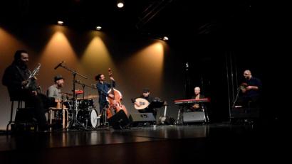 Bild: exb
Die „Harrycane Orchestra“-Musiker um den Augsburger Schlagzeuger Harry Alt (zweiter von links) überzeugen mit ihrem Mix aus arabischer Melodik und westlichem Modern Jazz.