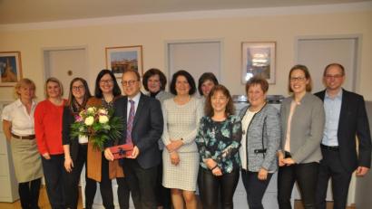 Bild: ak
Ein tolles Team: Der Kemnather Notar Dr. Hans-Hermann Wörner (Fünfter von links), Gattin Ulrike (mit Blumen) und eine motivierte Belegschaft, die gut zusammenpasst.