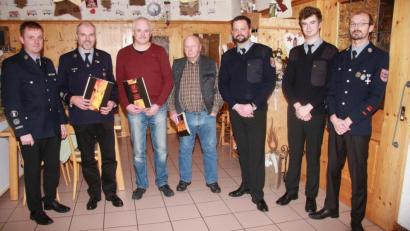 Bild: wro
Auszeichnet wurden am Dreikönigstag langjährige Mitglieder der Feuerwehr Fuchsmühl. Im Bild (von links) Kommandant Christian Höcht, Otmar Höfer, Bernhard Stock, August Kellner, Vorsitzender Sebastian Käs, Zweiter Vorsitzender Christian Höfer und Zweiter Kommandant Markus Ulrich.