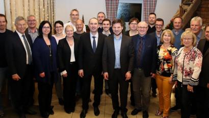 Bild: Thomas Dobler
Spitzenpolitiker der Freien Wähler in Bayern wie Minister Hubert Aiwanger (Mitte, geschlossenes Jacket), sowie Landtagsabgeordneter und stellvertretender Landrat Joachim Hanisch (Zweiter von links), schmücken das Gruppenbild der 20 Kandidaten der ÜPW für den Marktrat. Rechts neben dem Minister steht Bürgermeisterkandidat und ÜPW-Listenführer Peter Neumeier. Ans Ende der Liste hat sich der frühere Bürgermeister Josef Meier setzen lassen (rechts).