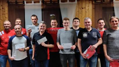 Bild: gi
Der FC Bayern Fanclub Moosbach veranstaltet zum Jahresschluss ein Spickerturnier im Vereinslokal "Zum Michldamer" in Saubersrieth und ehrt seine Sieger.