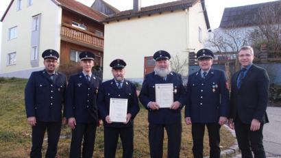 Bild: gi
Für ihre Treue zu Feuerwehr Heumaden wurden Johann Voit und Lorenz Bauer sen. geehrt und Ehrenurkunden überreicht. Dazu gratulierten Bürgermeister Hermann Ach und Vorsitzender Michael Bauer (von rechts) sowie 2. Vorsitzender Christian Kraus und Kommandant Johannes Hoch (von links).