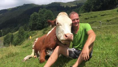 Bild: exb
Mit der Kuh „Belinda“ auf Du und Du. Martin Gradl liebt es, sich um „seine“ Viecher zu kümmern. 2019 hat er acht Kälbchen auf der Alm aufgezogen. 	Bild: exb
