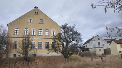 Bild: ws
Bei der Sanierung des „Alten Schlosses“ werden auch Überlegungen zu den Parkplätzen angestellt. Entweder wird das tiefer liegende Gelände aufgefüllt, oder eine Zufahrt zu möglichen Stellplätze in den Garten hinunterführen.