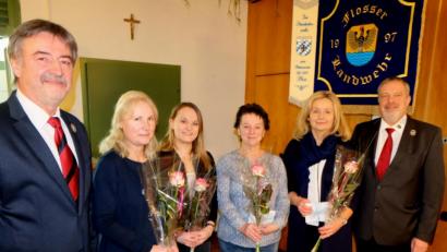 Bild: le
Hauptmann Franz Schmidt (links) und Stellvertreter Leutnant Manfred Bäuml (rechts) dankten den Marketenderinnen (von links) Stephanie Kellner-Feßler, Lea Simmerl, Elisabeth Market und Angelika Bäuml, Julia Bäuml war entschuldigt, die die Landwehr bei ihren Auftritten zieren.