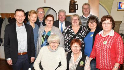 Bild: hcz
Vorsitzende Rosi Polland (stehend, Zweite von rechts) und Margareta Czichon (vorne rechts) führen den am 12.12.2012 gegründeten Stammtisch "Höhe 309" und kündigen für das Jahr 2020 viele Aktivitäten an.