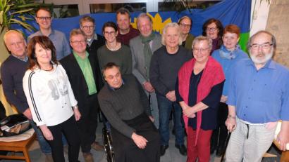 Bild: usc
Frauen und Männer halten sich aufgrund der Statuten der Grünen auf der Kandidatenliste für die Stadtratswahl die Waage. Spitzenkandidat ist wieder Hans-Jürgen Bumes (vorne, Zweiter von links mit grünem Hemd), der sich auch um das Amt des Oberbürgermeisters bewirbt.