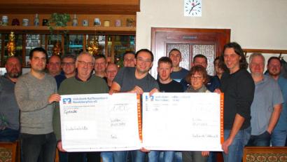 Bild: fjo
Mit großer Freude nehmen (vorne, von links) Thomas Herrmann und Herbert Putzer an den Scheckübergabe durch Matthias Faltenbacher teil, was ebenso für Dr. Christine Braun und Matthias Rössle gilt.