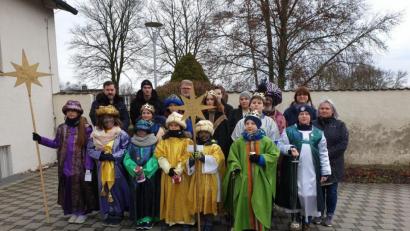 Bild:  Bernd Held/exb
Die Sternsinger der Pfarrei Hl. Familie und der polnischen katholischen Mission mit ihren Begleitern und Pfarrer Maciej Kolanowski.