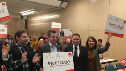 Bild: phs
Ein Hauch von US-Wahlkampf weht durch die Max-Reger-Halle, als die SPD ihr Wahlprogramm verabschiedet. Dabei ruhen ihre größten Hoffnungen auf OB-Kandidat Jens Meyer (Zweiter von rechts).