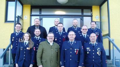 Bild: rdh
Neun Feuerwehrmänner wurden befördert und für bestandene Lehrgänge ausgezeichnet. Im Bild: (von links) Philipp Sertl, Jasmin Jung, Christian Pecher, Vorsitzender Tobias Schwamberger, Bürgermeister Alfred Stier, Berthold Zeitler, Felix Weigl, Bernd Schwamberger, Christian Zeitler, Wolfgang Sertl, Kommandant Florian Schwamberger und Roland Heldwein.