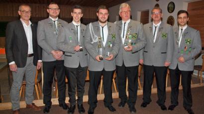 Bild: sön
Schießleiter Manfred Hiermann und stellvertretender Schützenmeister Thorsten Malotta (von rechts) gratulierten mit Bürgermeister Erwin Geitner und Schützenmeister Thomas Graf dem beim Vereinswanderpokal auf Platz 2 gelandeten Thomas Rybak, dem Gewinner des Wanderpokals Daniel Malotta und dem drittplatzierten Klaus Jaintzyk (von links).