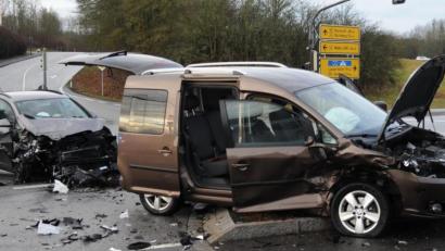 Bild: gf
Ein 18-jähriger VW-Fahrer ist am Freitagmorgen stadteinwärts auf der Staatsstraße 2164 unterwegs. Als er nach links in die Neumarkterstraße abbiegen will, übersieht er den Gegenverkehr. Er kollidiert mit einem 62-Jährigen, der mit seinem Seat stadtauswärts auf der B 14 fährt.