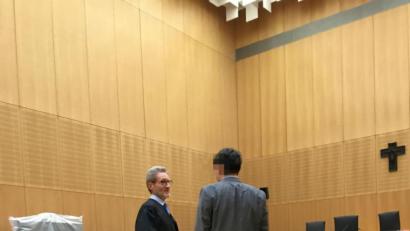 Bild: ca
Der Beschuldigte mit Verteidiger Tobias Konze. Im Hintergrund die Gutachter (von links) Prof. Peter Betz, Leiter der Rechtsmedizin Erlangen, sowie Landgerichtsarzt Dr. Bruno Rieder.