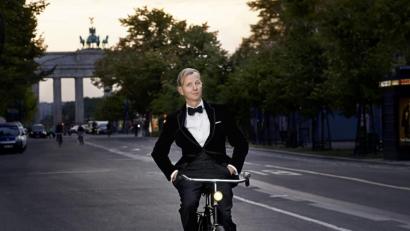 Bild: dpa
Max Raabe ist nicht nur ein begeisterter Radfahrer, sondern auch ein Fan der "Zwanziger Jahre". Mit seinem Palastorchester kommt er am 19. März nach Weiden.