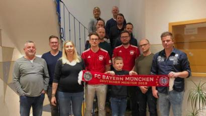 Bild: fjo
Im neuen Vorstand der Bayern-Fans übernehmen Daniel Grötsch und Andreas Reichenberger (Vierter und Fünfter von links) die Verantwortung auch im Jubiläumsjahr.