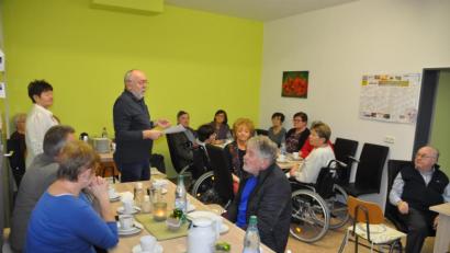 Bild: ak
Monika Helgert und Gerhard Krug (stehend) berichten bei der Schlaganfallselbsthilfegruppe über J.A.Z.