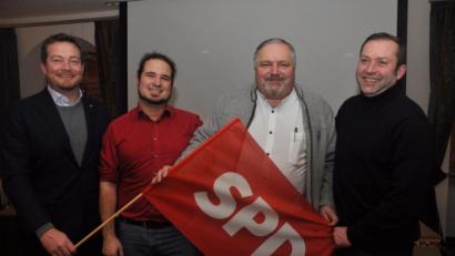 Bild: dob
Bundestagsabgeordneter Uli Grötsch, die Ortsvereinsvorsitzenden Manuel Dippold (Stellvertreter) und Heinrich Rewitzer (Vorsitzender) und Bürgermeisterkandidat Bernd Koller (von links nach rechts) haben Spaß daran, sich kommunalpolitisch zu engagieren und treten "Mit Herz & Verstand fürs Vohenstraußer Land" in den Kommunalwahlkampf ein. Plakatierungen sollen eingedämmt werden.