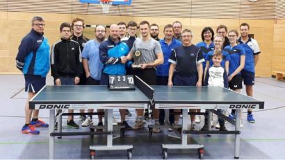 Bild: jlr
Die Teilnehmer der Vereinsmeisterschaft der Sparte Tischtennis mit Übergabe des Vereinspokals von Abteilungsleiter Jürgen Lautner (Fünfter von links) an den neuen Vereinsmeister Sebastian Thurn (Achter von links).