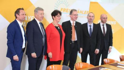 Bild: jrh
Abschluss-Pressekonferenz der Freien Wähler: (von links) Umweltminister Thorsten Glauber, der Schwandorfer Abgeordnete Joachim Hanisch, Generalsekretärin Susann Enders, Fraktionsvorsitzender Florian Streibl, Parteichef Hubert Aiwanger und der parlamentarische Geschäftsführer Fabian Mehring.